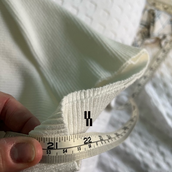 Chico’s V-neck sleeveless top - Picture 4 of 5